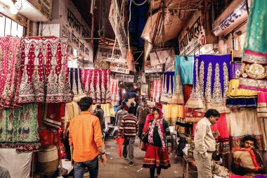 İnsanlar Jaipur dükkanda yerel tekstil