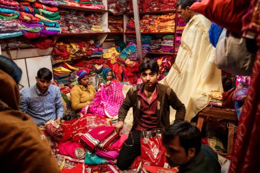 İnsanlar Jaipur dükkanda yerel tekstil