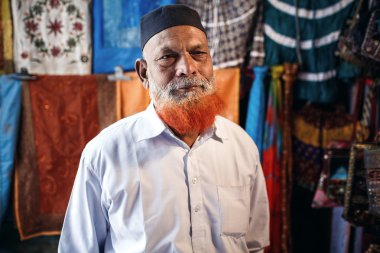 Olgun sakallı satıcı adam Jaipur pazarında