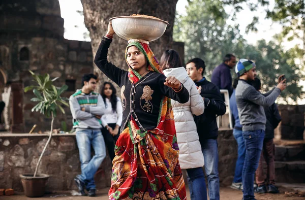 Ινδική γυναίκα που μεταφέρουν μπολ στο κεφάλι — Φωτογραφία Αρχείου