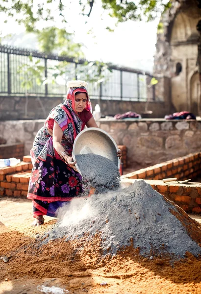 Ινδική γυναίκα που εργάζονται για κατασκευή στο Δελχί — Φωτογραφία Αρχείου