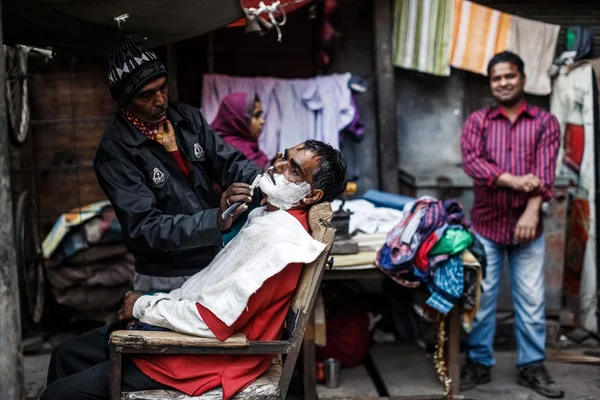 Barber shaving man in Delhi — Stock Photo, Image