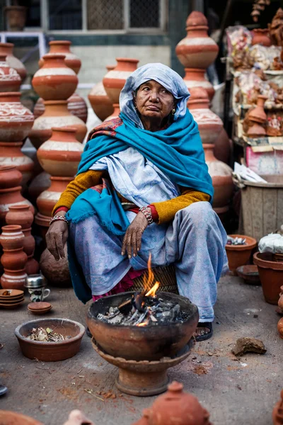 Indyjskie kobiety sprzedaży glinianych garnków — Zdjęcie stockowe