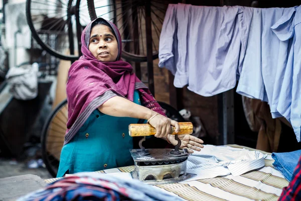 Indian woman ironing clothes in Delhi — Stock Photo, Image