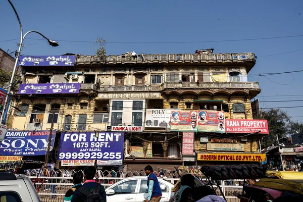 Gebouw met reclame in Delhi — Stockfoto