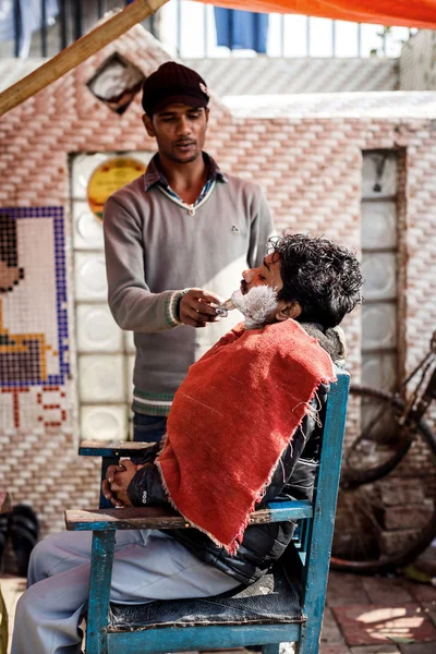 Barbeiro barbeando homem em Delhi — Fotografia de Stock