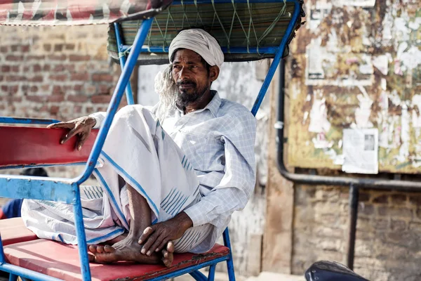 Indian man sitting in rickshaw cab — Stock Photo, Image