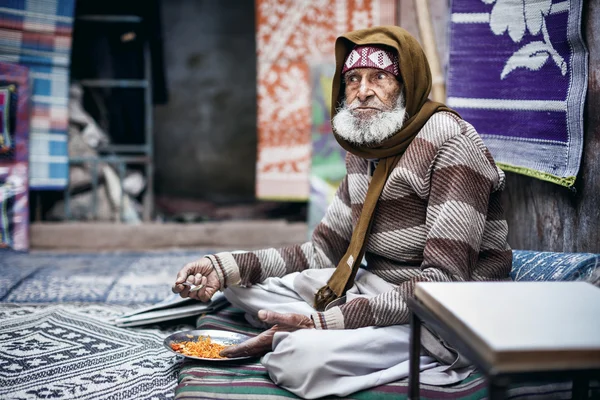Индийский продавец на местном рынке в Дели — стоковое фото