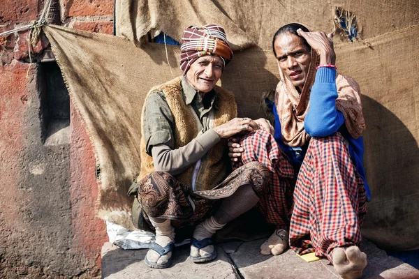 Senior vrouw en jonge man in Delhi — Stockfoto