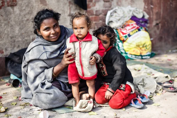 Fattiga indiska familjen — Stockfoto