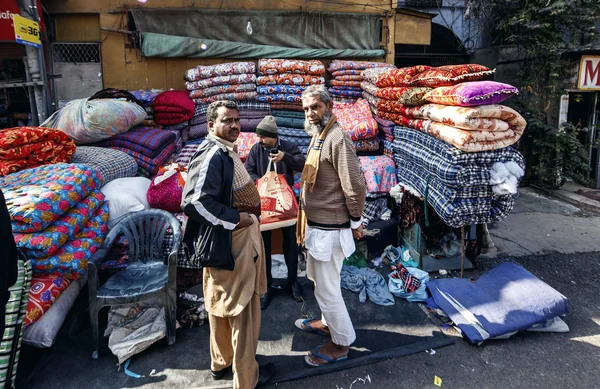 Mensen op lokale textielmarkt in Delhi — Stockfoto