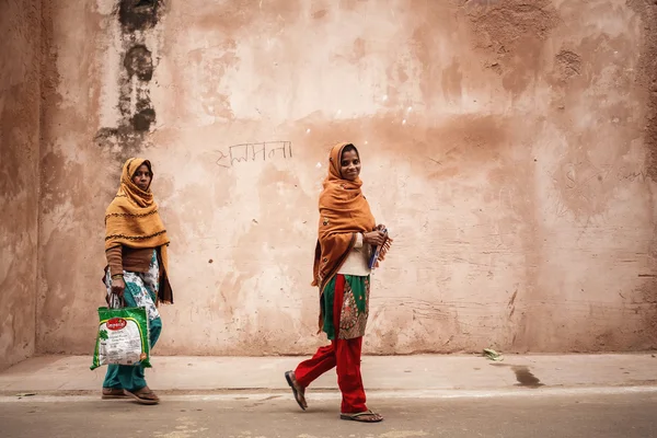 Young Indian women on the street — Stock Photo, Image