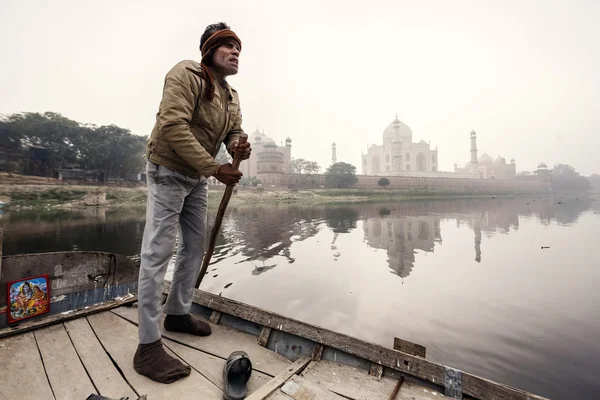 Mann mit Taj Mahal Palast im Hintergrund — Stockfoto