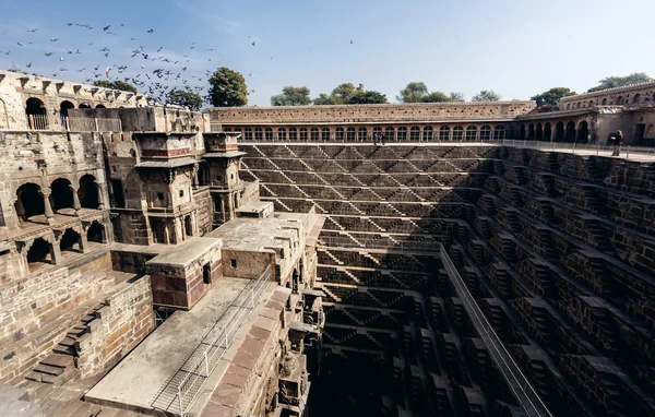 · 昌德 · 宝 Stepwell 在 Abhaneri 村 — 图库照片