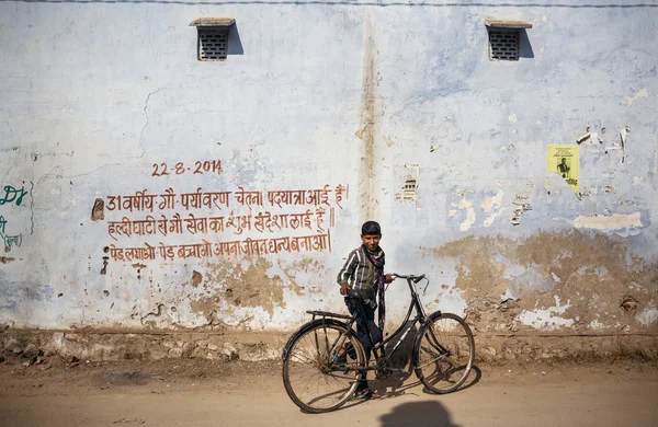 Little boy with bicycle in Rajasthan — Stock Photo, Image