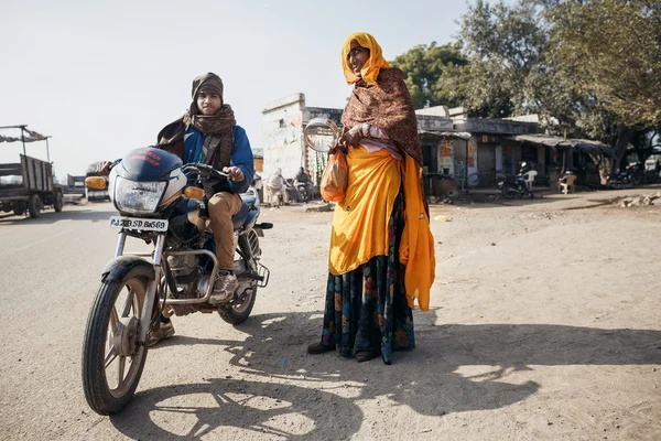 Men in traditional clothes with motorbike in Rajasthan — Stock Photo, Image