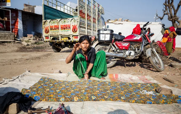 Vrouw weeft kleurrijke textiel met patroon — Stockfoto