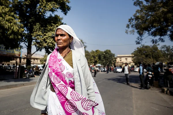 Indiase vrouw in nationale kleren in Jaipur — Stockfoto