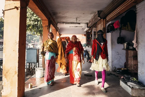 Kvinnor går på gatan i Jaipur — Stockfoto