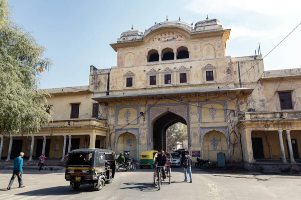 Mensen en vervoer over de straat van Jaipur — Stockfoto