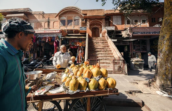 Ludzie na ulicy rynek w Jaipur — Zdjęcie stockowe