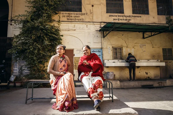 Взрослые женщины Индии сидят на скамейке — стоковое фото