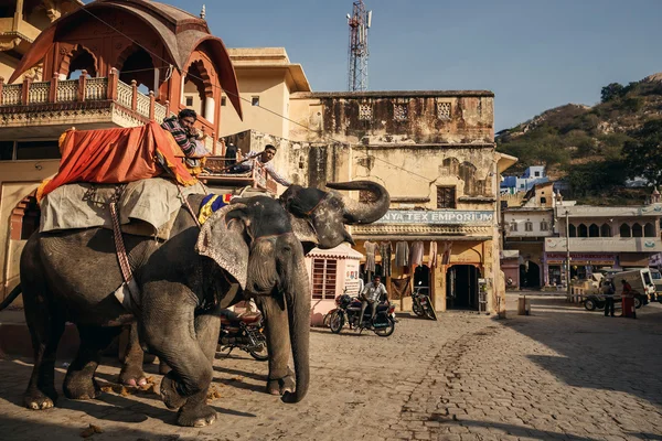 Człowiek na słonia w pobliżu Amer Fort — Zdjęcie stockowe