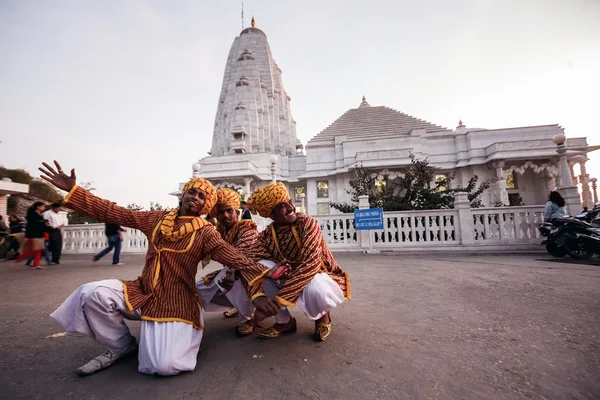 Indische Tänzer in Nationalkleidung in Jaipur — Stockfoto