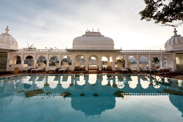 Λίμνη Taj Palace Hotel στην πόλη Udaipur — Φωτογραφία Αρχείου