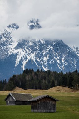 Alman Alpleri bulutlu gün boyunca