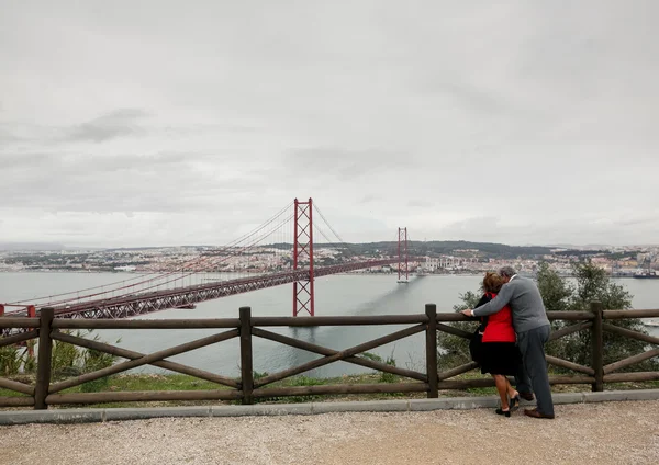 Paar genießt Aussicht — Stockfoto