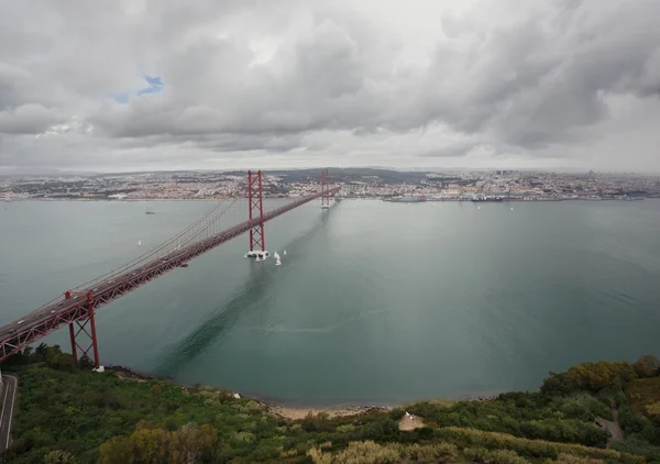 Puente colgante rojo — Foto de Stock