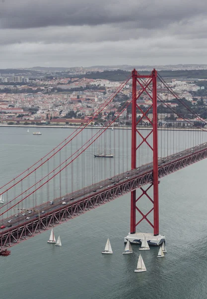 Puente colgante rojo — Foto de Stock