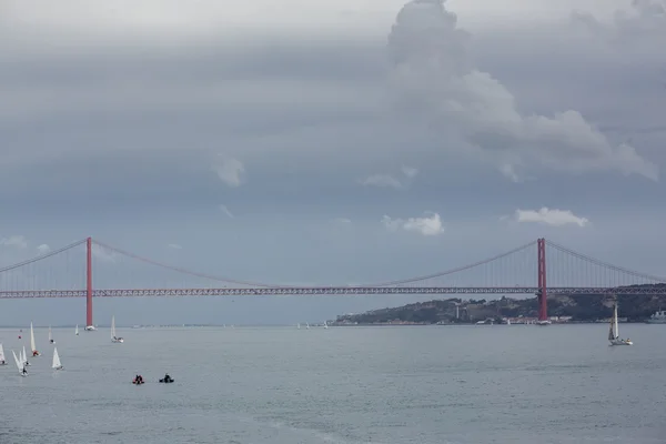 Ponte de suspensão vermelha — Fotografia de Stock