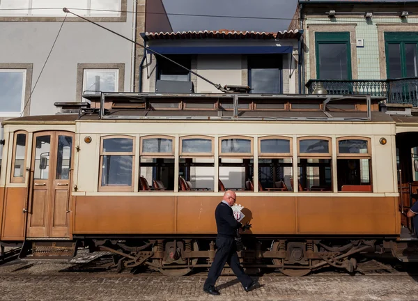 Старый трамвай и ходячий человек — стоковое фото