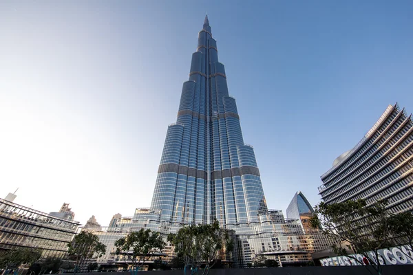 Dubai World Trade center i wieżowca Burdż Chalifa. — Zdjęcie stockowe