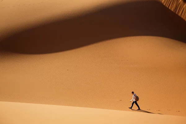 Homem perdido em dunas do deserto — Fotografia de Stock