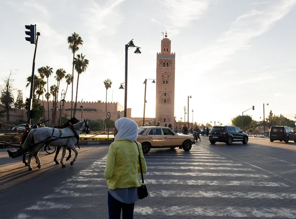 Girl crossing street at Djemaa El-fna — Stock Photo, Image