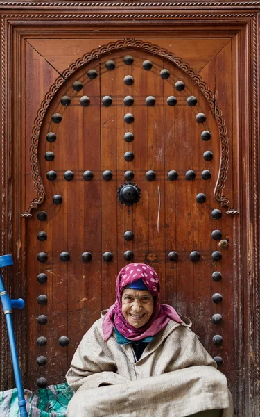 Alte frau in fes medina, marokko — Stockfoto