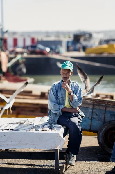 Niet-geïdentificeerde visser in de haven — Stockfoto