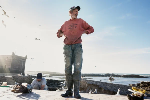 Pescatore non identificato nel porto — Foto Stock