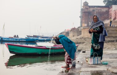 Kadınlar Puja Ganj kıyısında gerçekleştirme