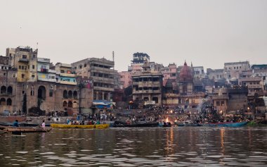 Ölü yakma töreni Manikarnika Ghat, Varanasi içinde
