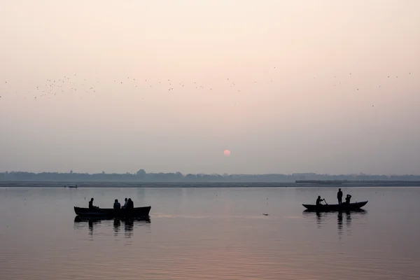 Peregrinos flutuando de barco no rio Ganges — Fotografia de Stock