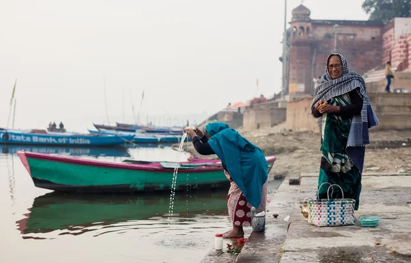 Vrouwen Puja uitvoeren op de oever van de Ganges — Stockfoto