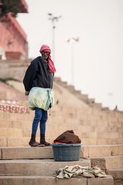 Homme indien laver les vêtements dans la rivière — Photo