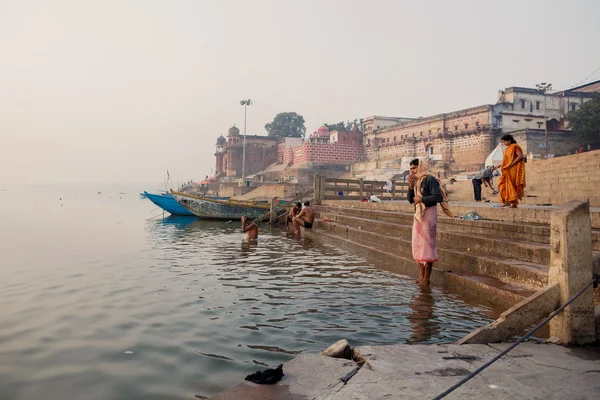 Pellegrini fare il bagno nel fiume Gange — Foto Stock