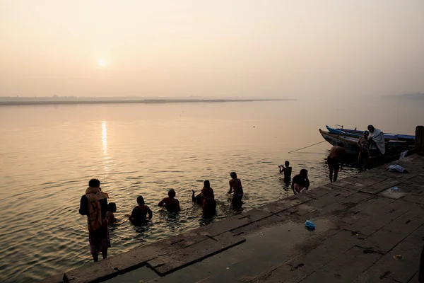 Pilgrimerna ta bad i floden Ganges — Stockfoto