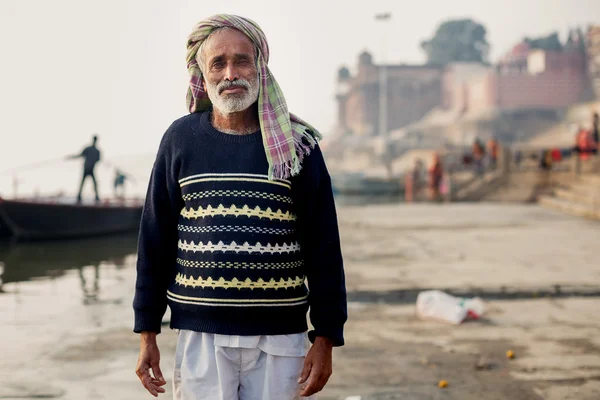 Indické starší muž na ulici ve Varanasi — Stock fotografie