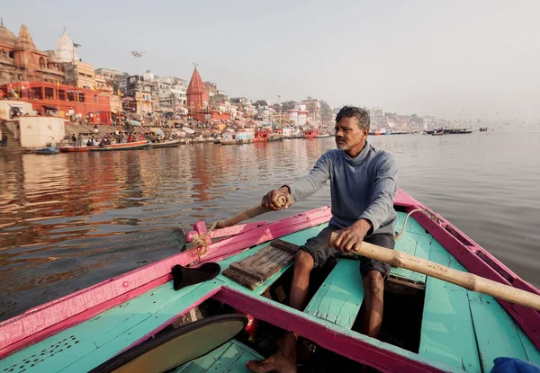 Hindu boatman on the boat in Ganga river — Stock Photo, Image